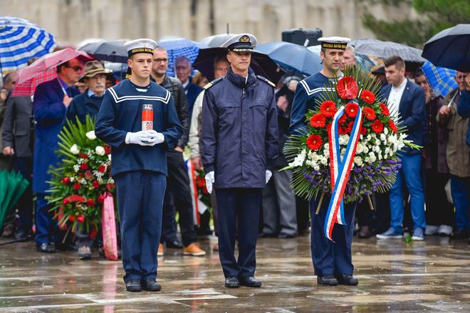 Polaganje vijenaca u Spomen-parku na Šubićevcu prigodom otvaranja Muzeja pobjede, Šibenik, 5. studenoga 2016.
